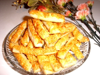 Bandes de pâte feuilletée au fromage